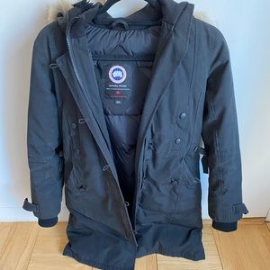 Good condition WOMENS XS Canada Goose Parka with fur.